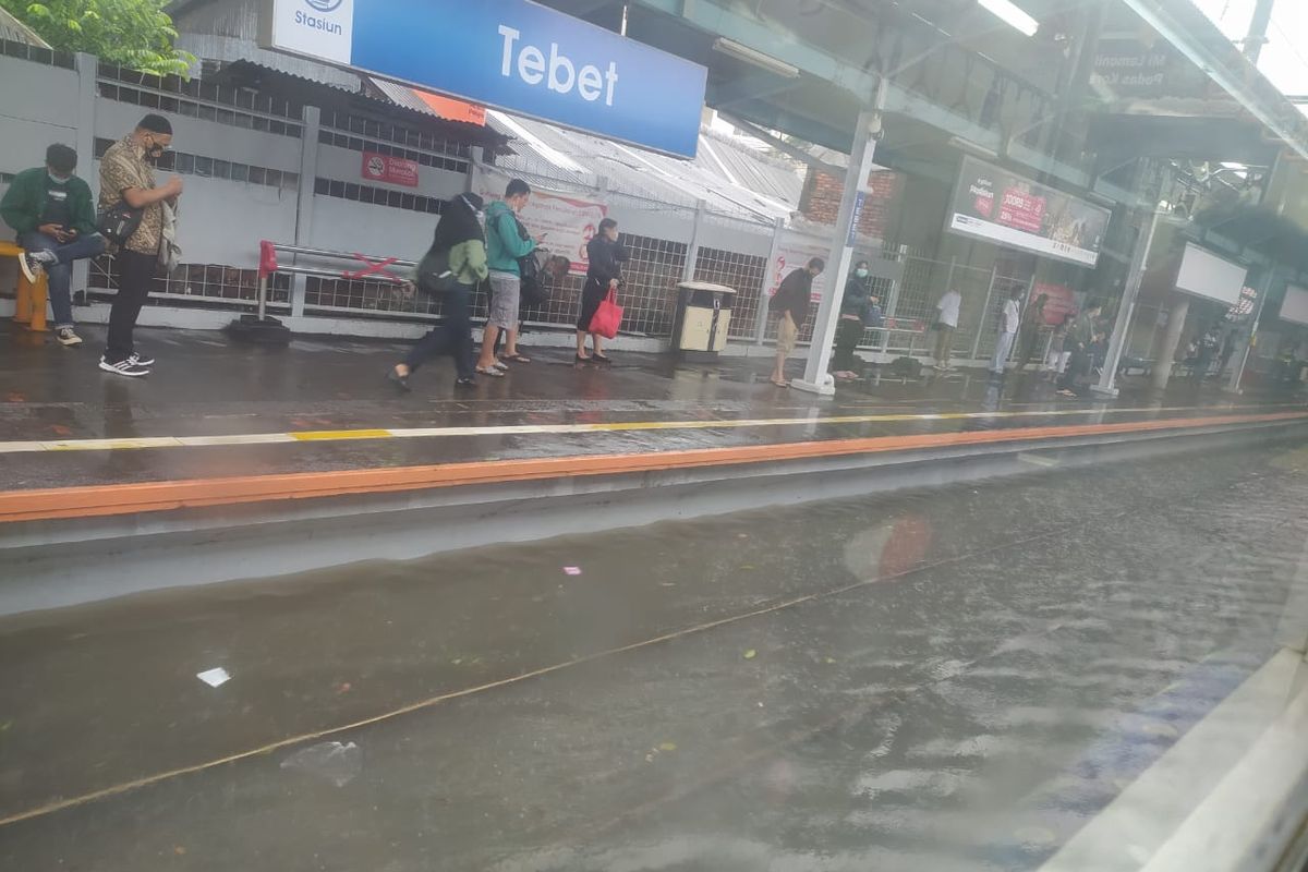 Banjir merendam jalur rel kereta api di Stasiun Tebet, Jakarta Selatan pada Kamis (18/2/2021) siang.