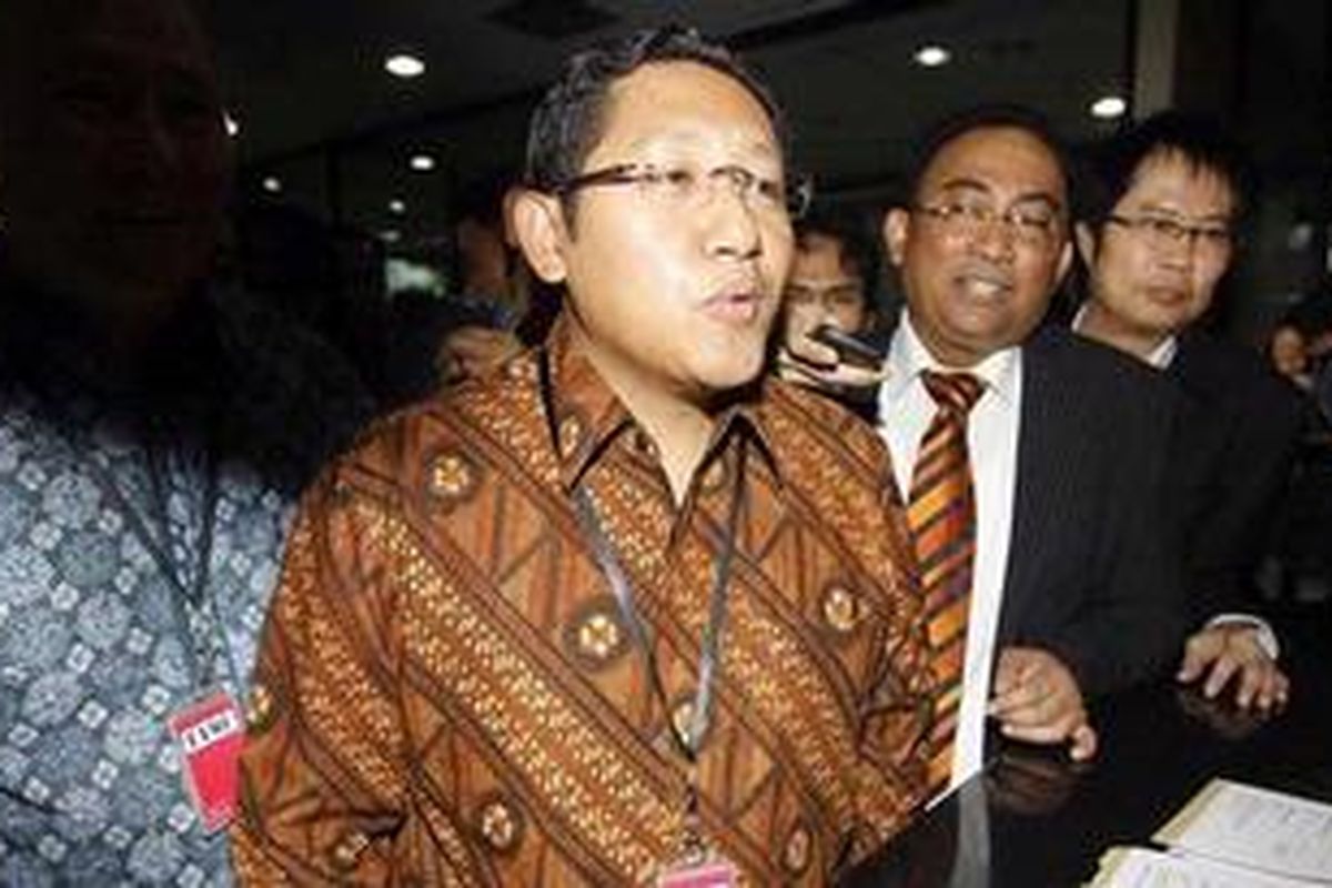 Ketua Umum DPP Partai Demokrat Anas Urbaningrum menjalani pemeriksaan terkait kasus Proyek Hambalang di Komisi Pemberantasan Korupsi, Jalan HR Rasuna Said, Kuningan, Jakarta Selatan, Rabu (27/6/2012). Oleh mantan Bendahara Umum Partai Demokrat Muhammad Nazaruddin, Anas disebut turut terlibat dalam proyek senilai Rp. 2,5 triliun tersebut. 