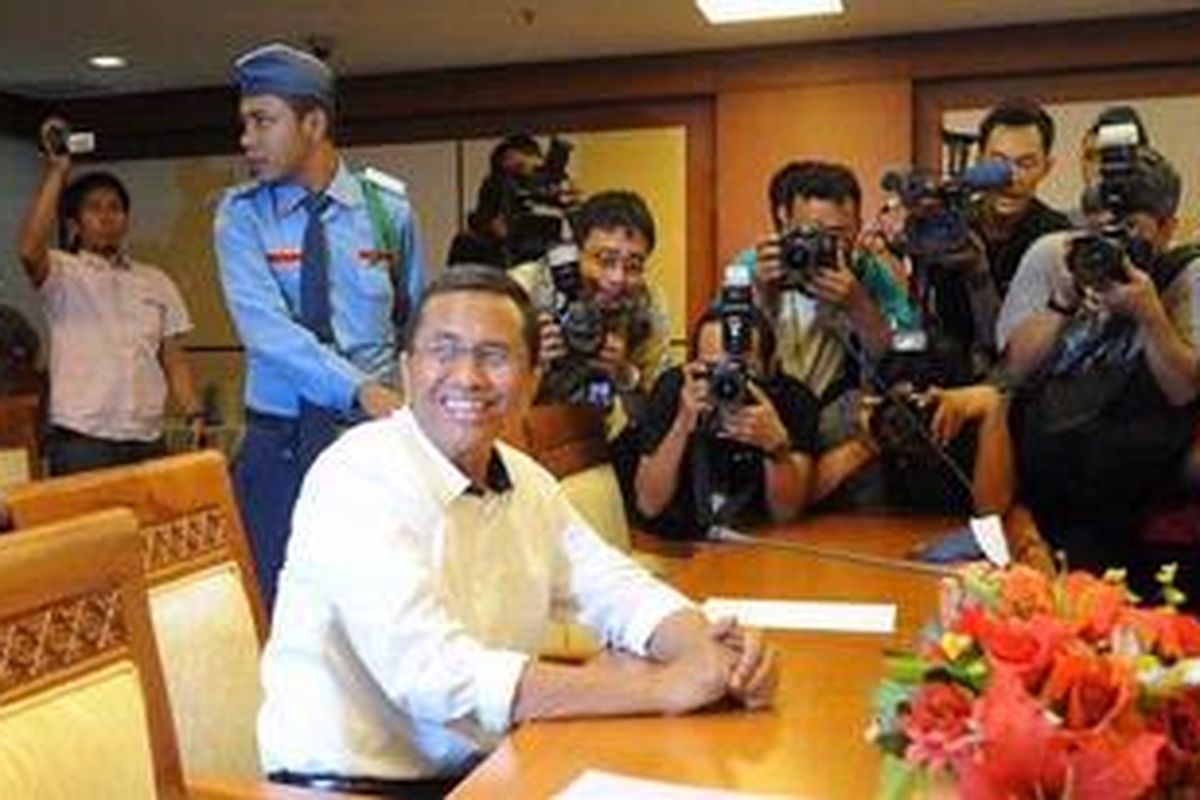 Menteri Badan Usaha Milik Negara (BUMN) Dahlan Iskan (duduk) bertemu dengan Badan Kehormatan (BK) DPR di Kompleks Parlemen, Senayan, Jakarta, Senin (5/11/2012). Dahlan Iskan memenuhi undangan BK DPR untuk memberikan keterangan terkait dugaan adanya oknum anggota DPR yang meminta upeti ke sejumlah BUMN.  