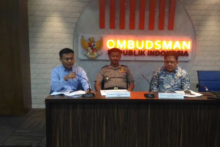 (Kiri-kanan) anggota ORI Nyoto Budiyanto, Inspektorat Pengawasan Umum Polri Suharno, dan anggota ORI Adrianus Meliala saat memaparkan hasil kajian potensi maladministrasi senjata api di Gedung ORI, Kuningan, Jakarta Selatan, Selasa (22/1/2019).  