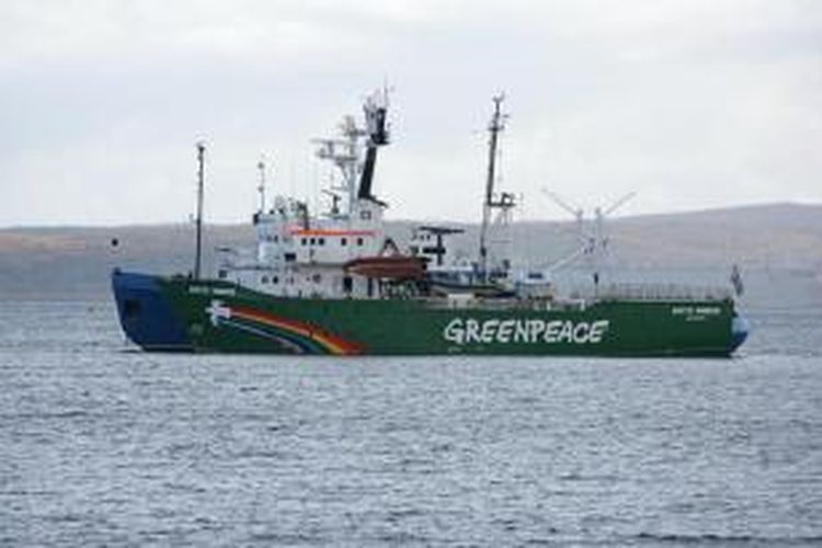 Kapal milik Greenpeace Arctic Sunrise ditarik ke pelabuhan Murmanks, Rusia setelah ditangkap aparat negeri itu saat tengah berunjuk rasa di dekat sebuah anjungan minyak milik Rusia di Laut Artik.