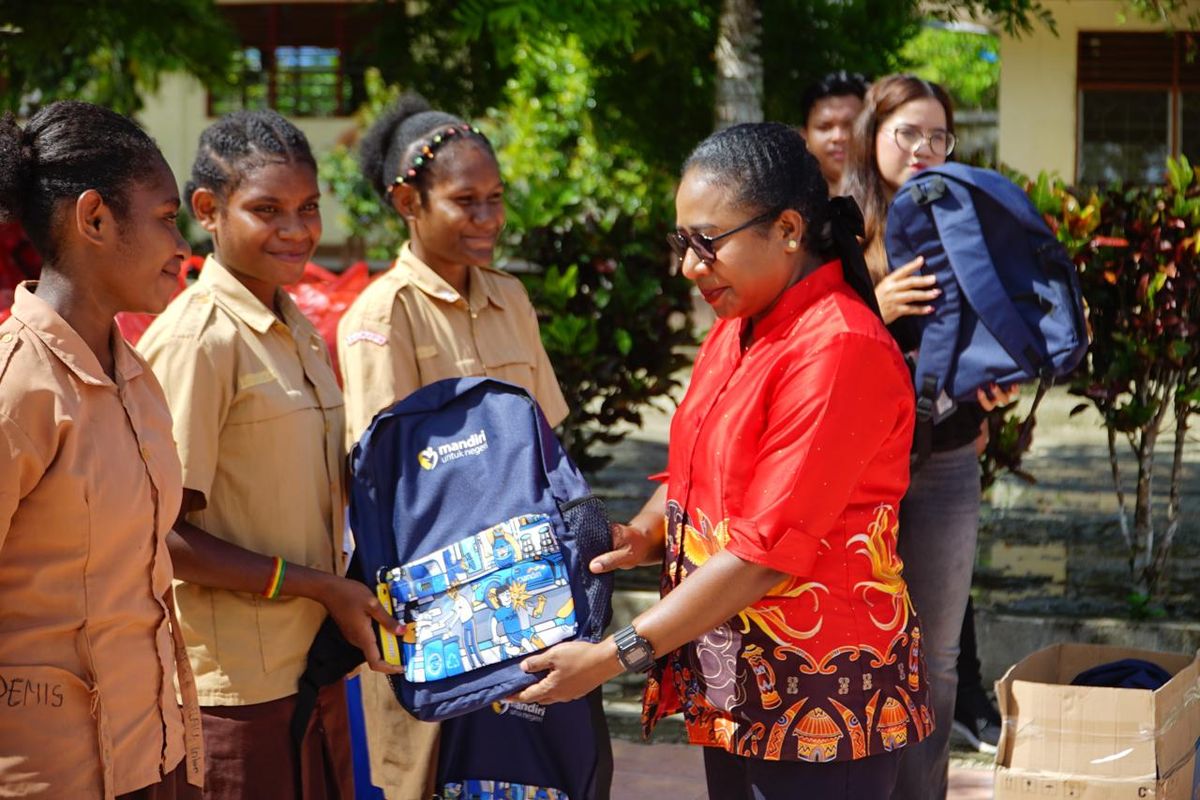 Peringati Hardiknas 2026, Bank Mandiri Salurkan 2.800 Paket Buku dan Tas Sekolah