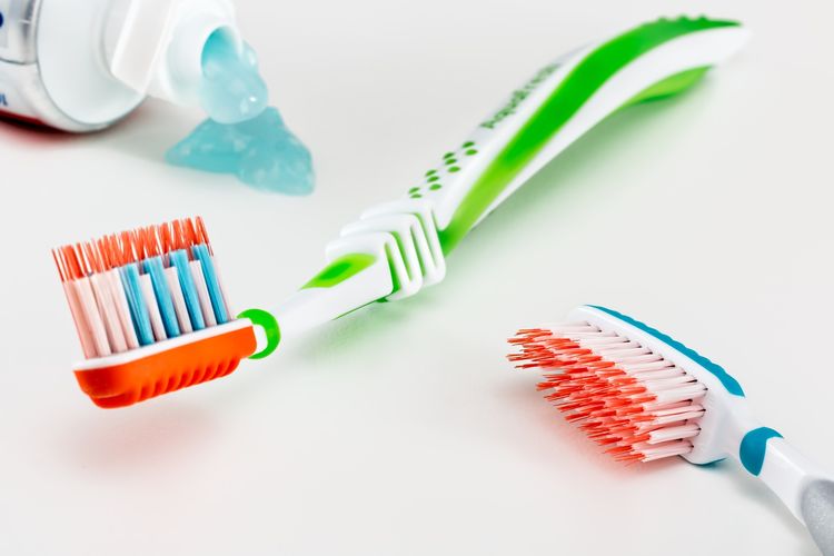 Kebersihan gigi dan mulut yang buruk adalah salah satu penyebab bau mulut.