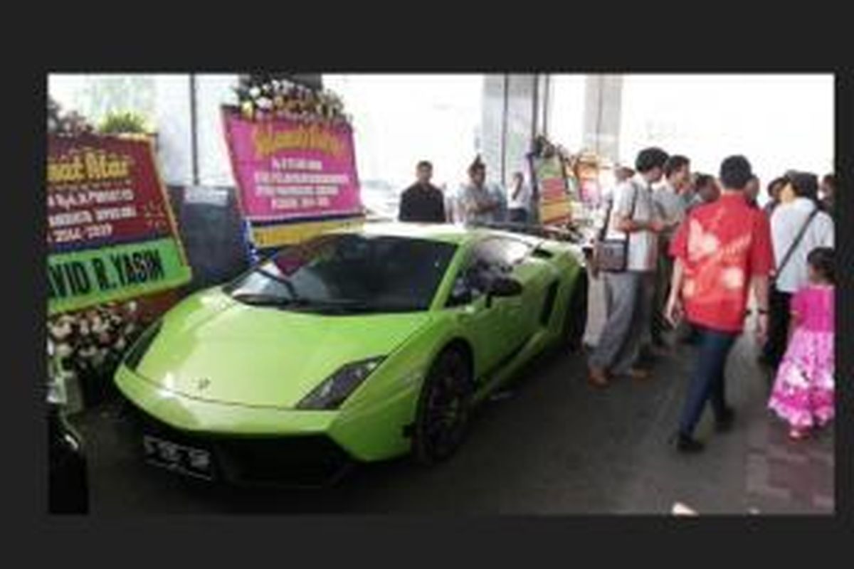 Mobil mewah Lamborghini diparkir di depan gedung DPRD DKI Jakarta saat pelantikan Anggota DPRD DKI periode 2014-2015 di Jalan Kebon Sirih, Jakarta, Senin (25/8/2014). 