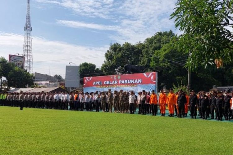 Sejumlah petugas gabungan saat mengikuti apel gelar pasukan di Mapolresta Cirebon, Jawa Barat, Rabu (3/4/2024), untuk pengamanan mudik dan arus balik Lebaran.