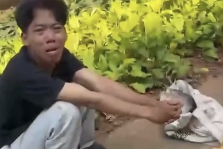 Viral Pria Menangis di Trotoar Cipinang Muara Jaktim, Mengaku Motor Dirampas Matel