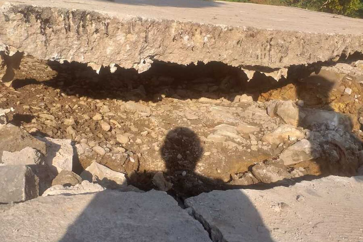 Pergeseran tanah sepanjang satu kilometer meter terjadi di Kampung Curug, Desa Bojong Koneng, Kecamatan Babakan Madang, Kabupaten Bogor, Jawa Barat.