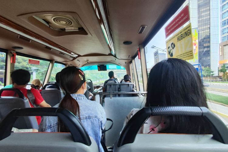 Ilustrasi di dalam bus wisata tingkat dua yang bisa dinaiki dari Halte IRTI Monas