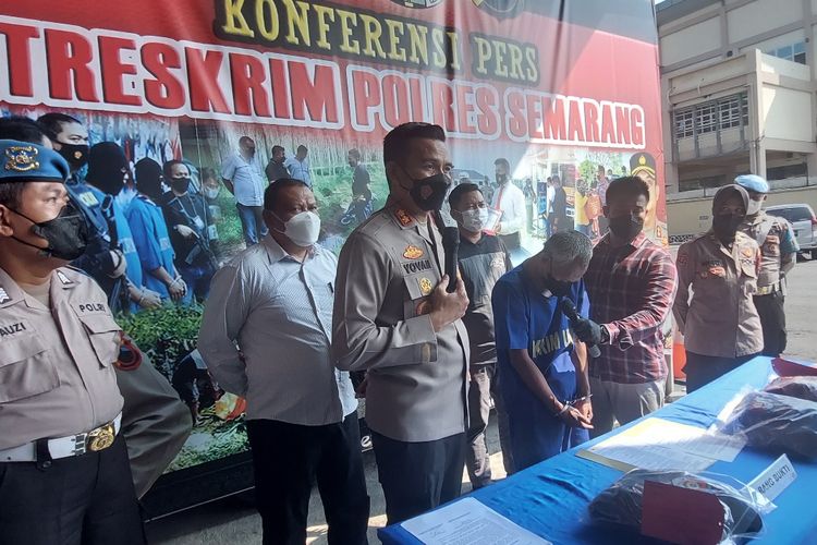 Tersangka pembunuh Sumiyati saat dimintai keterangan oleh Kapolres Semarang AKBP Yovan Fatika HA