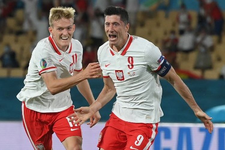 Ekspresi Robert Lewandowski (kanan) seusai mencetak gol pada laga Grup E Euro 2020 yang mempertemukan Spanyol vs Polandia di Stadion Olimpiade Sevilla pada Minggu (20/6/2021) dini hari WIB. Pada Piala Dunia 2022 Qatar yang akan dilangsungkan pada 21 November hingga 18 Desember mendatang, Polandia masuk Grup C bersama Argentina, Arab Saudi, dan Meksiko.