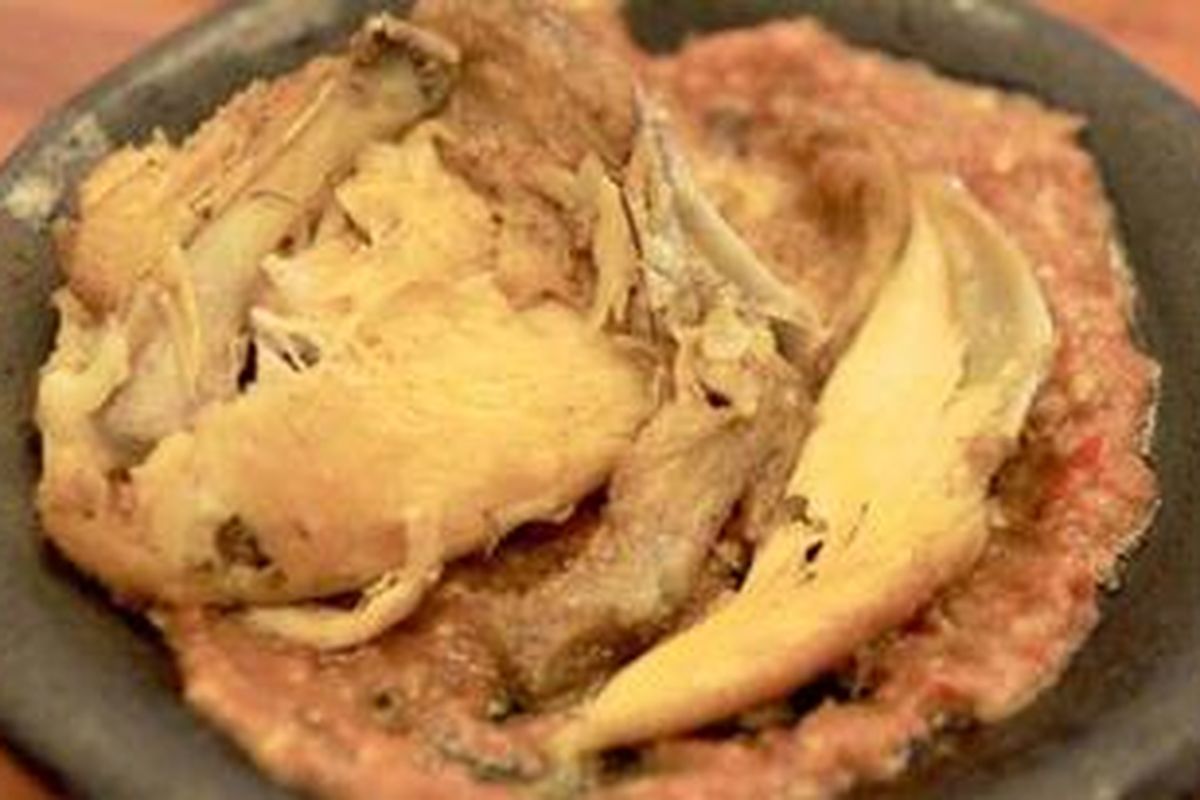 Ayam penyet di Warung Bu Kris Special Penyet.