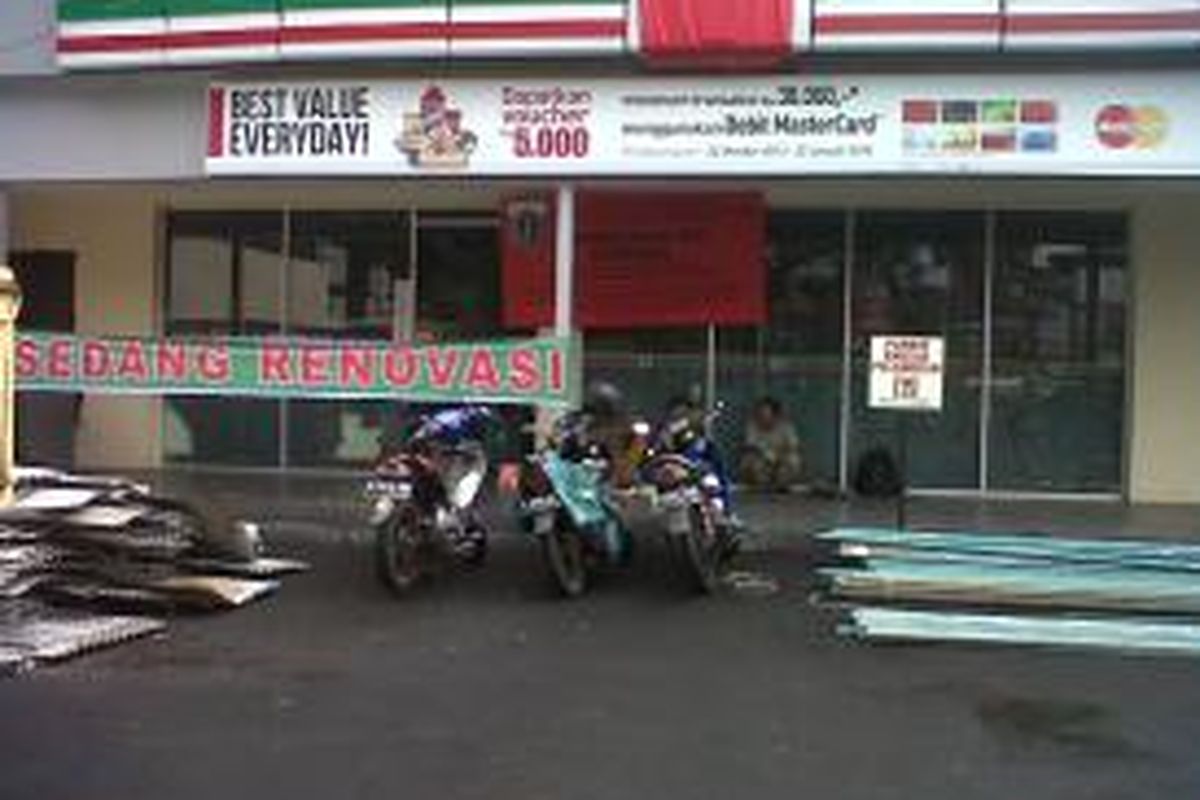 Gerai minimarket 7-Eleven di Jalan Budi Kemuliaan, Jakarta Pusat, sudah ditutup dan tak beroperasi sejak Sabtu lalu (4/1/2014). Penutupan dilakukan Suku Dinas Pengawasan dan Penertiban Bangunan (P2B) Jakarta Pusat memasang pelang segel pada bangunan tersebut.