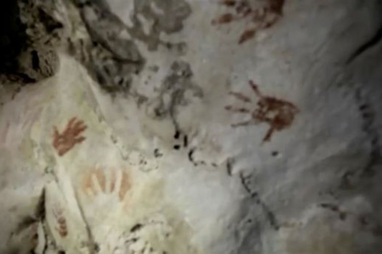 Puluhan cetakan tangan hitam dan merah diyakini berasal dari ritual misterius Maya Kuno, dan ditemukan di gua bawah tanah dekat ujung utara semenanjung Yucatan, Meksiko.