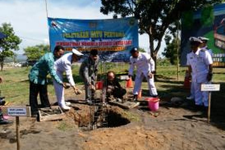 Pelatakan batu pertma pembangunan monumen operasi lintas laut Jawa Bali Pasukan Markadi di Pantai Bom Banyuwangi. Markadi memimpin pertempuran pertama pasca proklamasi 