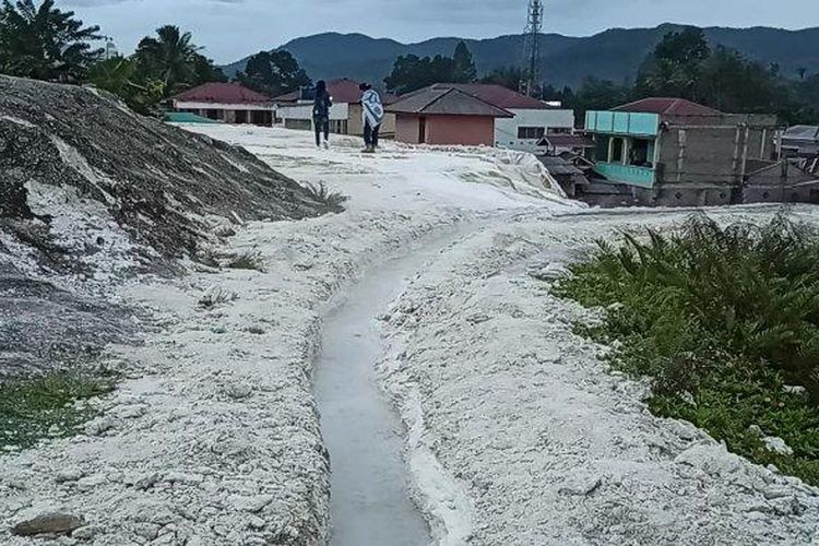 Sumber air panas di Sipoholon, Kecamatan Sipoholon, Kabupaten Tapanuli Utara sempat berubah arah aliran usai gempa, Sabtu (1/10/2022).
