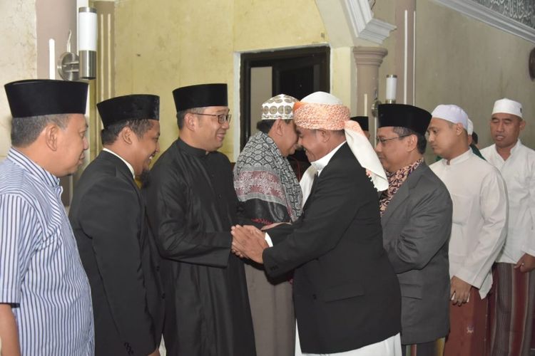 Gubernur Jabar Ridwan Kamil saat bertemu sejumlah ulama usai melaksanakan salat shubuh berjamaah di Masjid Abdurrahman Bin Auf Cibinong Kabupaten Bogor, Selasa (25/9/18). 