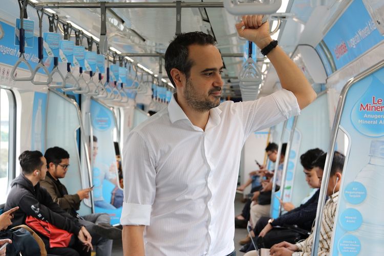 Country Leader and General Manager for Signify Indonesia Rami Hajjar  saat menggunakan transportasi massal MRT dari Stasiun Bundaran HI menuju Stasiun Lebak Bulus Grab, Jakarta, Senin (2/12/2019).