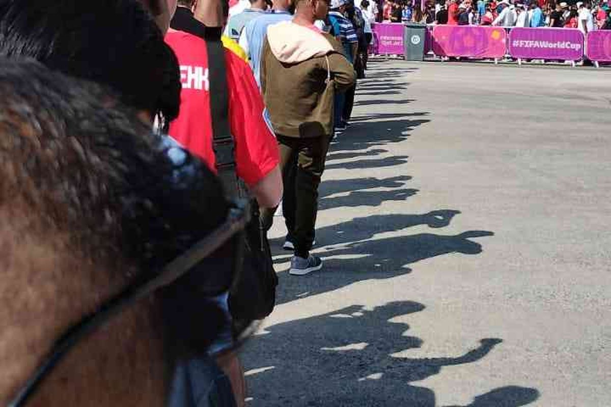 Antrean penonton di depan pintu masuk stadion yang ingin menyaksikan pertandingan Piala Dunia Qatar 2022 antara Jepang vs Kosta Rika, Minggu (27/11/2022).
