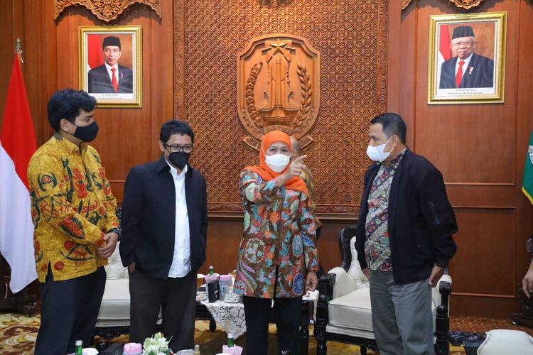 Gubernur Jawa Timur Khofifah Indar Parawansa Saat Menemui Langsung Kunjungan Anggota Satgasus Pangan Bareskrim Mabes Polri, Senin (21/3/2022).