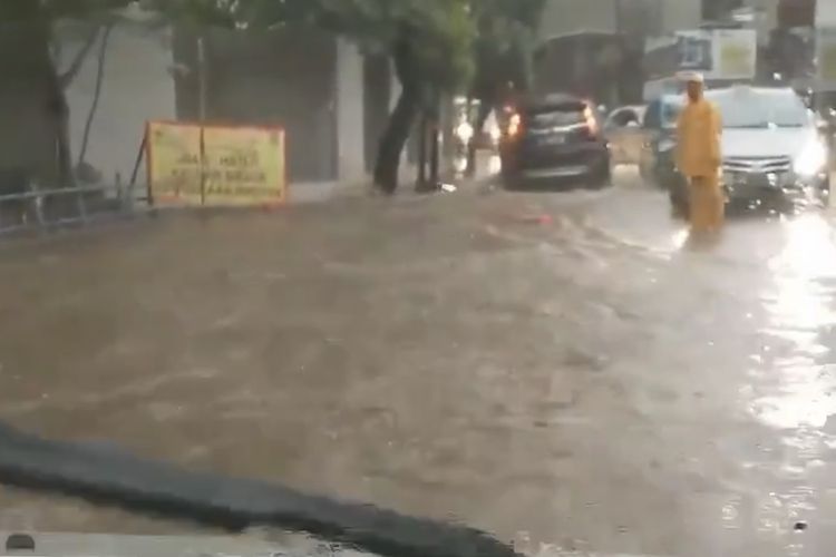Arus lalu lintas di Jalan Raya Kebagusan, Jagakarsa, Jakarta tersendat imbas banjir setinggi 30 cm.