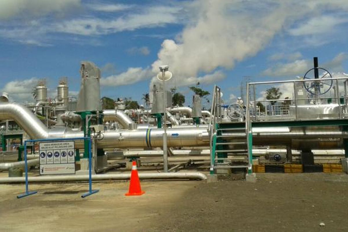 Pipa-pipa penyalur uap dari sumur geothermal di PLTP Lahendong unit 5 dan 6 di Tompaso, Kabupaten Minahasa, Sulawesi Utara. Uap yang disalurkan akan menggerakkan turbin pembangkit listrik dengan kapasitas 2x20 MW.