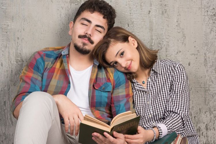 Orang dengan avoidant attachment sering tampak menjaga jarak dalam hubungan. Padahal, di balik sikap mandiri itu, tersimpan ketakutan untuk terluka.