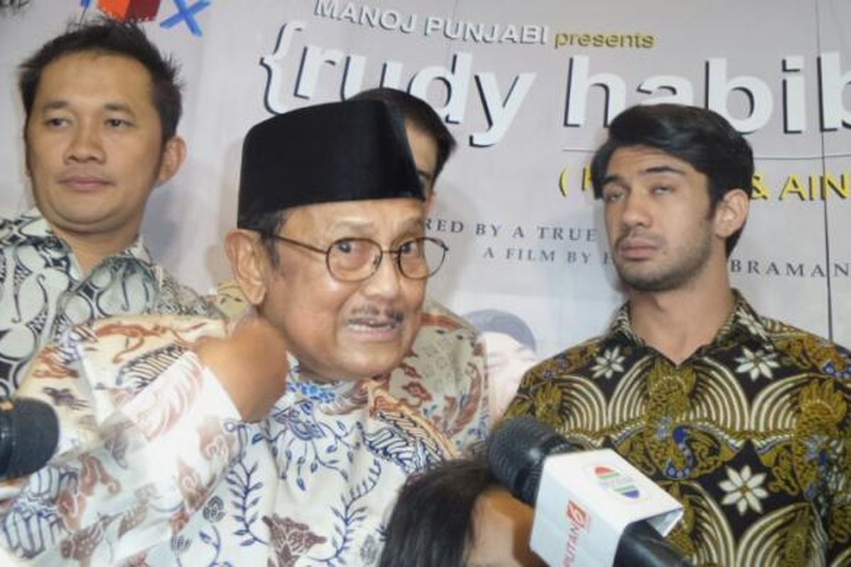 Hanung Bramantyo, BJ Habibie dan Reza Rahadian saat ditemui usai nonton bareng film Rudy Habibie di XXI Epicentrum, Rasuna Said, Jakarta Selatan, Sabtu (25/6/2016).