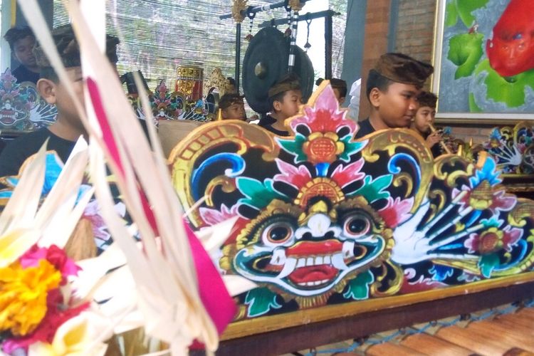 Anak-anak lelaki penghuni SOS Childrens Villages Tabanan, Bali, bermain gamelan mengiringi Tari Bumbung pada hari terakhir pergelaran Run To Care (RTC) 2019, MInggu (28/7/2019).