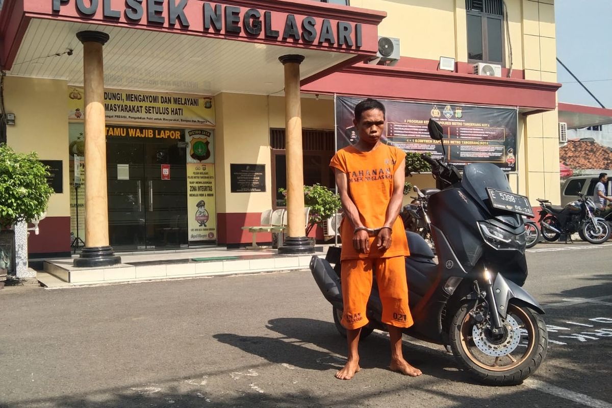 Dukun palsu itu adalah seorang pria berinisial IS (37) asal Kabupaten Brebes Jawa Tengah ditangkap Unit Reskrim Polsek Neglasari, Polres Metro Tangerang Kota, Selasa (13/9/2022).