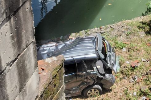 Diseruduk Truk, Mobil Avanza Terjun Bebas dari Jembatan Pantai Lebih Bali