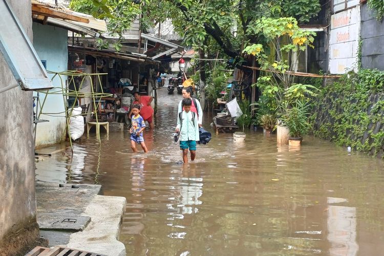 Penampakan banjir di Gang Swadaya, Jalan NIS, Pasar Minggu, Jakarta Selatan, imbas hujan deras sejak Jumat (22/3/2024) pagi.