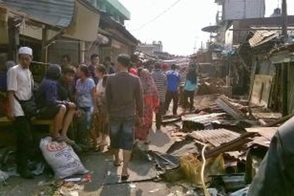 Pedagang sisi luar Pasar Karang Anyar mulai membongkar sendiri kios mereka sebelum ditertibkan petugas, Rabu (16/9)