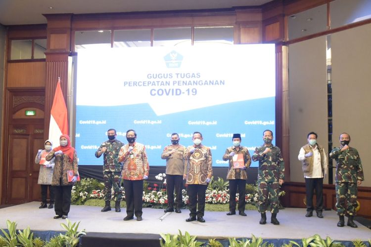 Menkopolhukam Mahfud MD selaku Wakil Ketua Pengarah Gugus Tugas Covid-19 bersama Mendagri Tito Karnavian dan Gubernur Jatim Khofifah Indar Parawansa saat memberikan pengarahan kepada gugus tugas Durabaya Raya di Hotel JW Marriot, Surabaya, Jumat (26/6/2020).