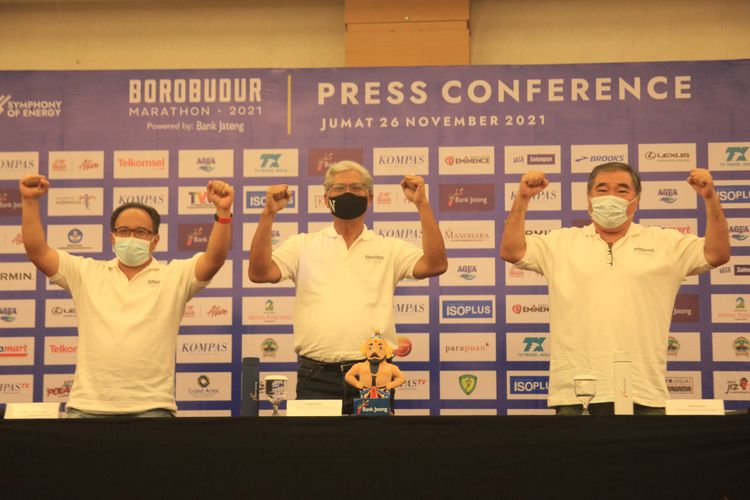 Wakil Pemimpin Umum Harian Kompas, Budiman Tanuredjo (kiri), Direktur Umum Bank Jateng, Supriyatno (tengah), dan Ketua Yayasan Borobudur Marathon, Liem Chie An (kanan), bersemangat saat konferensi pers Borobudur Marathon 2021, Jumat (26/11/2021), di Grand Artos Hotel, Magelang.