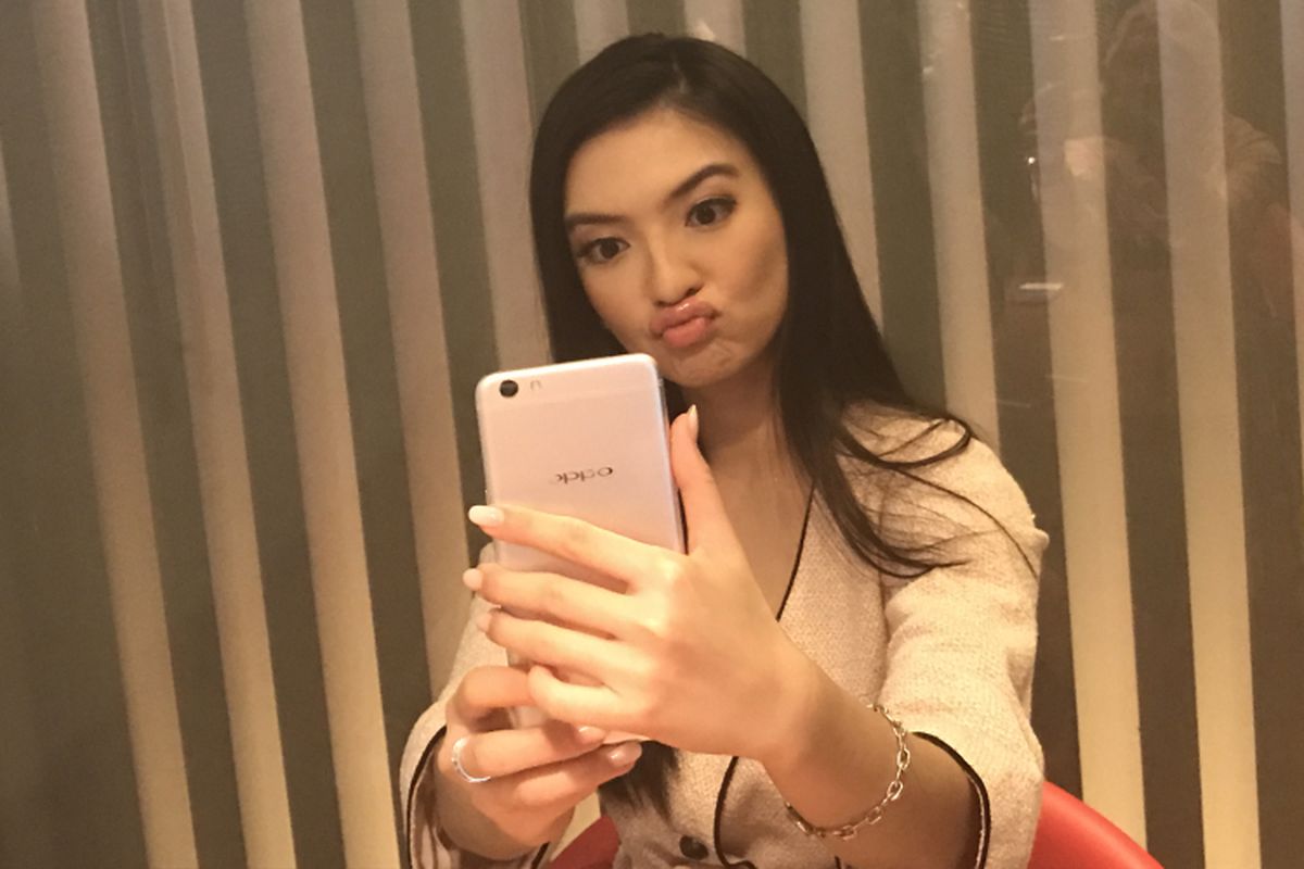 Raline Shah sedang selfie gaya duck face