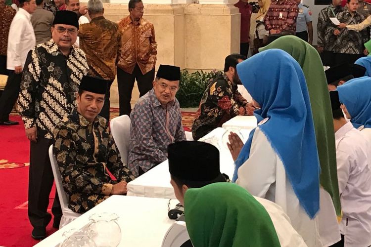 Presiden Joko Widodo dan Wakil Presiden Jusuf Kalla saat membayar zakat mal di Istana Negara, Jakarta, Senin (28/5/2018).