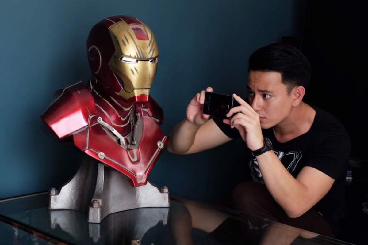 Billy Davidson sedang memotret salah satu koleksi Marvel yang dimilikinya.