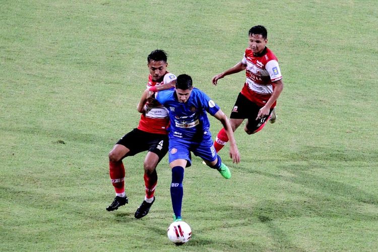 Pemain Persiraja Banda Aceh, Bruno Dybal, diganggu oleh pemain Madura United di Stadion Gelora Madura Ratu Pamelingan, Senin (9/3/2020).