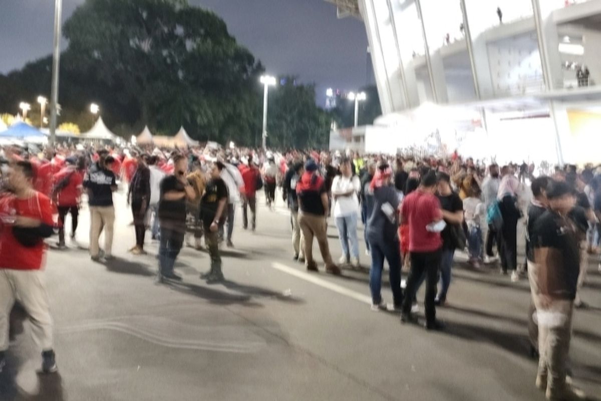 Sejumlah suporter mulai meninggalkan tribun dari berbagai pintu stadion GBK. Para suporter itu selesai menyaksikan laga Tim Indonesia vs Thailand dalam Piala AFF 2022.