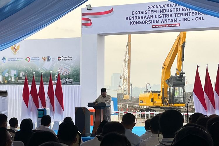 Presiden Prabowo Subianto meresmikan groundbreaking Ekosistem Industri Baterai Listrik Terintegrasi Konsorsium ANTAM-IBC-CBL di Kawasan Artha Industrial Hills (AIH) di Kabupaten Karawang, Jawa Barat, Minggu (29/6/2025).