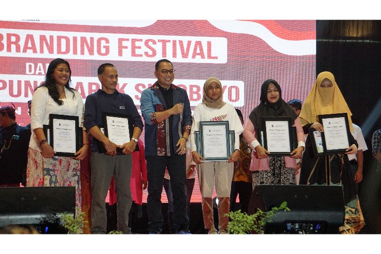 Wali Kota Surabaya Eri Cahyadi bersama pemenang 5 Kampung dengan Produk Unggulan Terbaik di Communal Branding Festival 2023