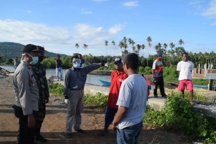 Warga Desa Bandar Batauga, Kecamatan Batauga, Kabupaten Buton Selatan, menolak kedatangan kapal perintis KM Mega Abadi, yang hendak menurunkan penumpang di pelabuhan rakyat desa, Jumat (1/5/2020).