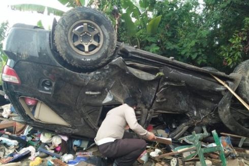 Tergelincir, Fortuner Timpa Rumah Warga hingga Hancur