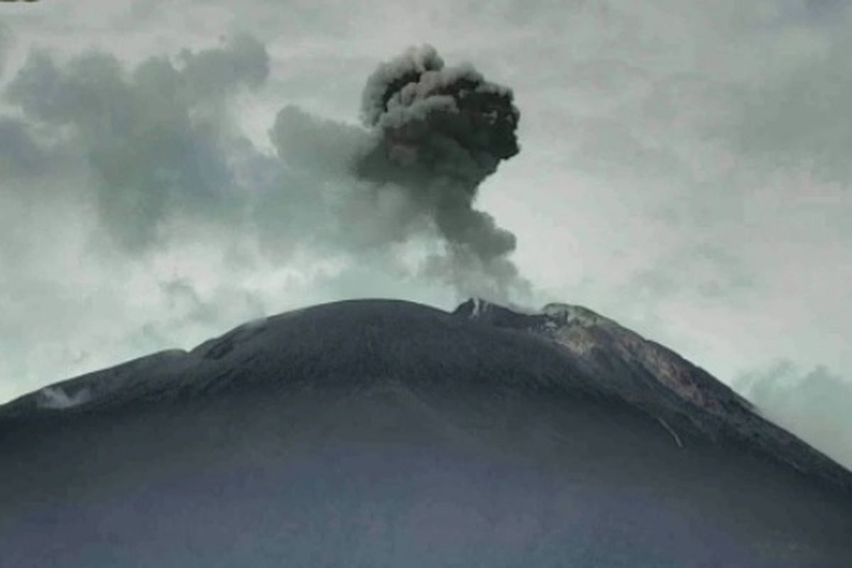 Foto: Gunung Ile Lewotolok di Kabupaten Lembata, Nusa Tenggara Timur (NTT) meletus, Senin (27/3/2023).