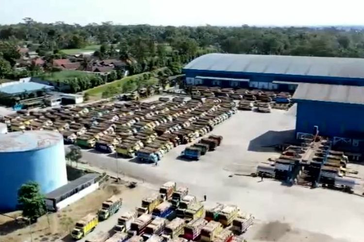 Tangkapan layar video udara yang merekam antrean ratusan truk bermuatan tebu di pabrik gula PT Rejoso Manis Indonesia di Desa Rejoso, Kecamatan Binangun, Kabupaten Blitar pada hari pertama musim giling 2025, Senin (26/5/2025).