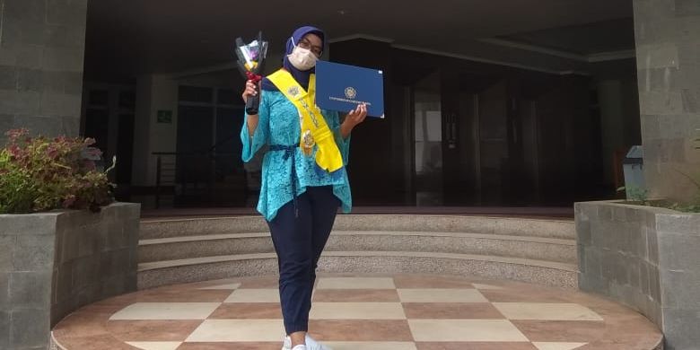 Kintani, mahasiswi lulusan UGM, yang menjalani prosesi wisuda secara online karena situasi pandemi virus corona.