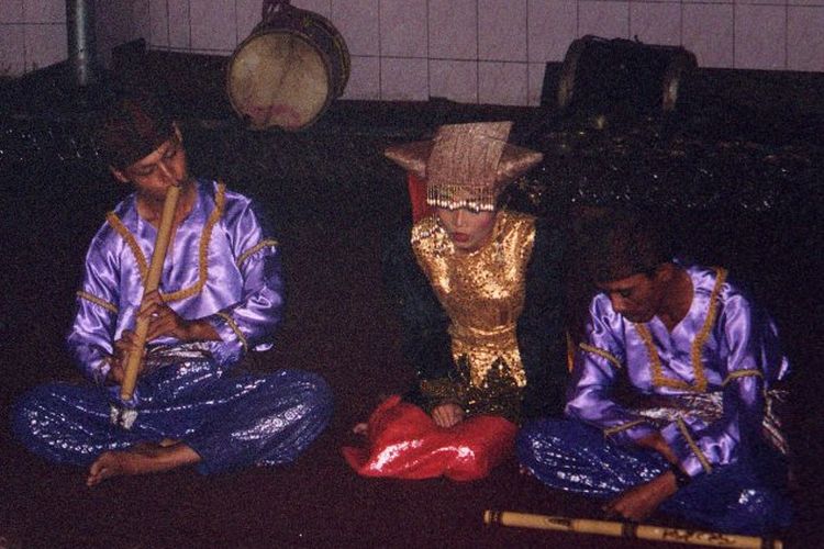 Saluang, alat musik tradisional Sumatera Barat yang terbuat dari talang atau bambu yang berukuran kecil. 