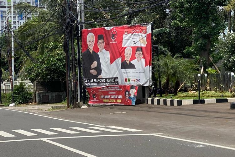 Baliho calon presiden dan calon wakil presiden (capres - cawapres) nomor urut 3, Ganjar Pranowo – Mahfud MD, masih terpasang di seberang Sekolah Partai DPP PDI Perjuangan, Lenteng Agung, Jagakarsa, Jakarta Selatan, Selasa (13/2/2024). 