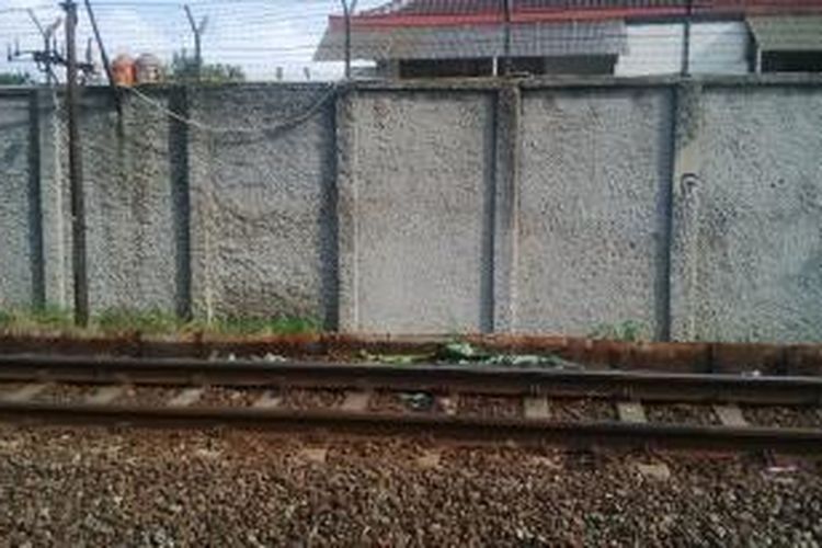 TKP seorang perempuan yang tewas tergilas kereta di perlintasan rel kereta api di Jalan Rakata, Kelurahan Merdeka, Kecamatan Sumur Bandung, Kota Bandung, Jawa Barat, Kamis, (4/6/2015)
