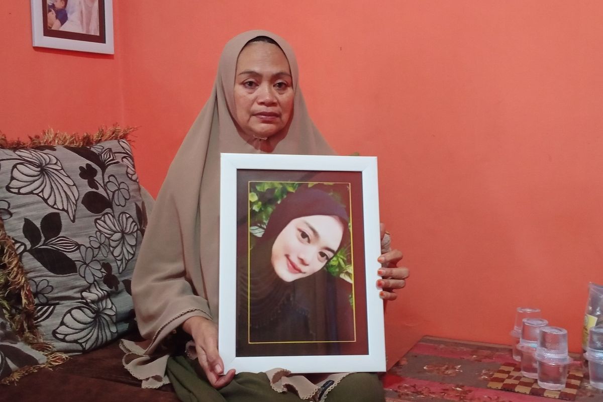 Kholifah (54) memegangi foto mendiang anak ketiganya, Mitha Maulidia (26) saat ditemui di rumahnya, di Jalan Ternate, Klojen, Kota Malang, Jawa Timur. 